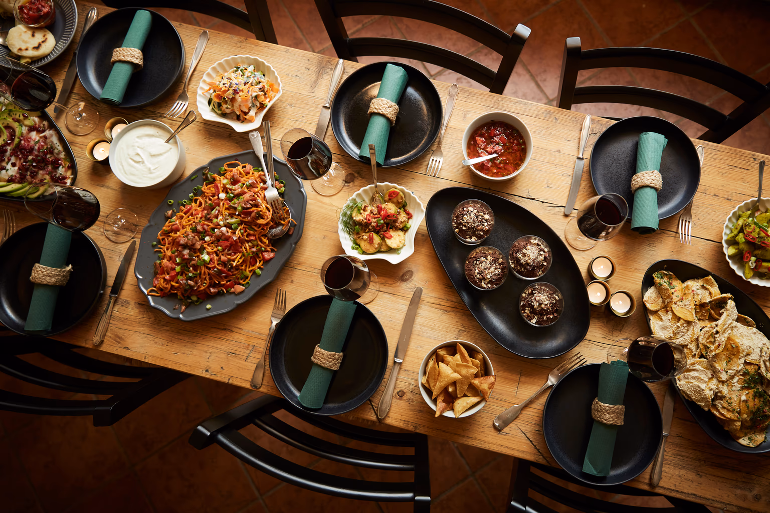 Gedeckte Tafel von oben mit Vorspeisen