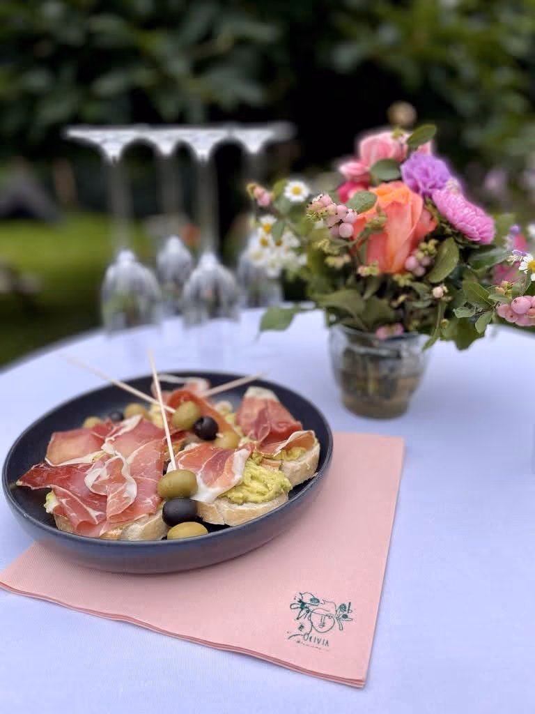 Gedeckter Gartentisch beim Sommerfest