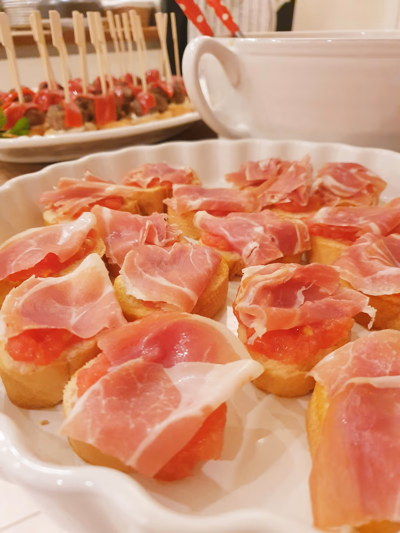 Serrano-Crostini für eine Verkostung
