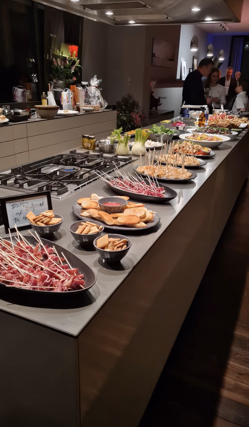 Showcooking an der Theke der Olivia Kochschule