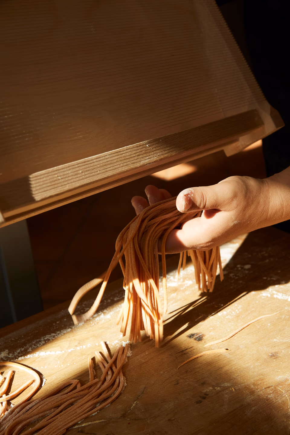 Frisch geschnittene Pasta in der Hand