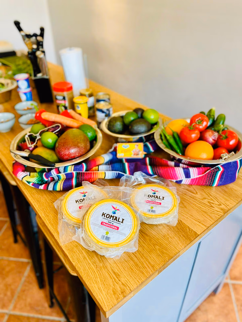 Limetten, Chilis, Avocados und Tortillas für den mexikanischen Kochkurs