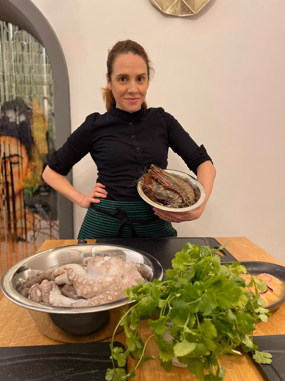 Nieves García mit frischem Pulpo und Gambas für die Pintxos