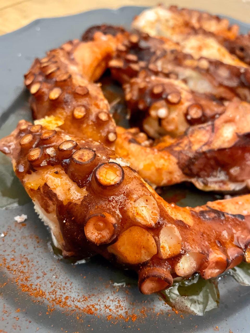 Pulpo mit Paprikapulver und Olivenöl auf einem Teller