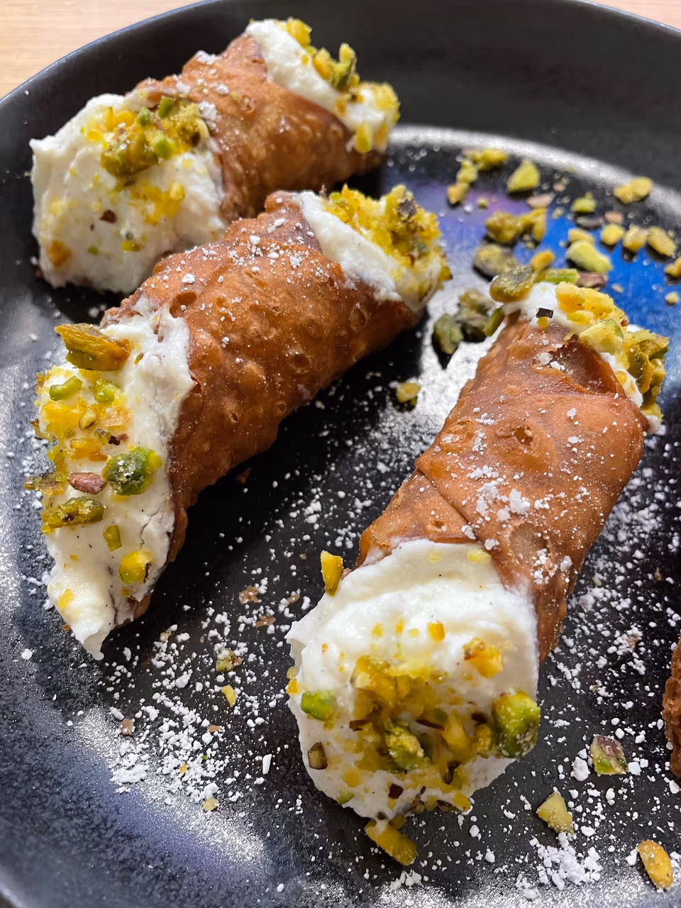 Knusprige Cannoli Siciliani mit Ricottacreme und Pistazien