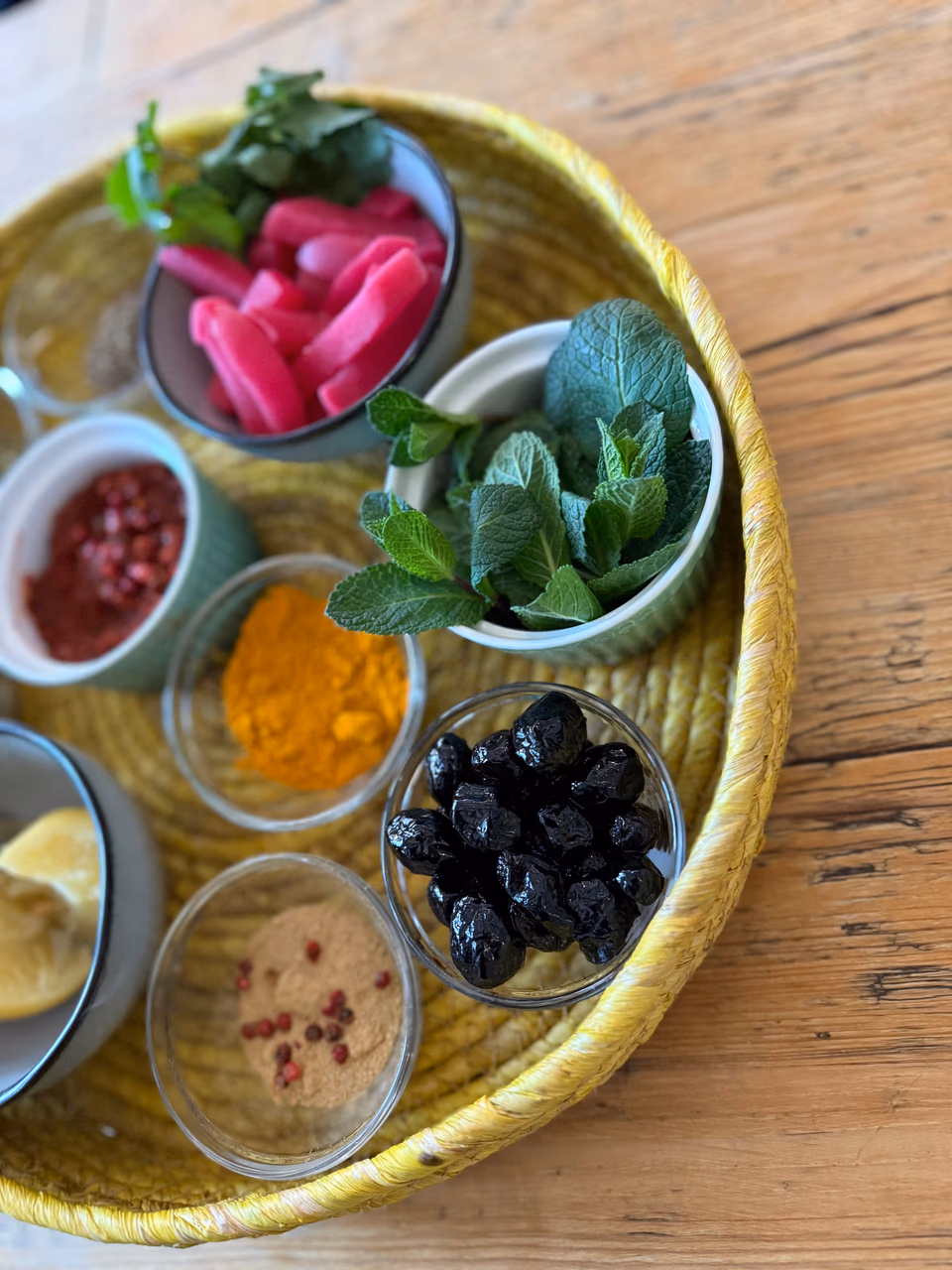 Marokkanische Mezze-Platte mit Oliven, Dips und eingelegtem Gemüse