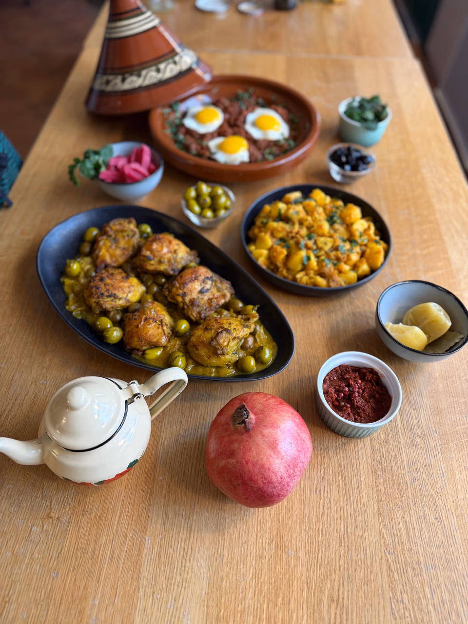 Marokkanische Tafel mit Tajine, Falafel und Granatapfel