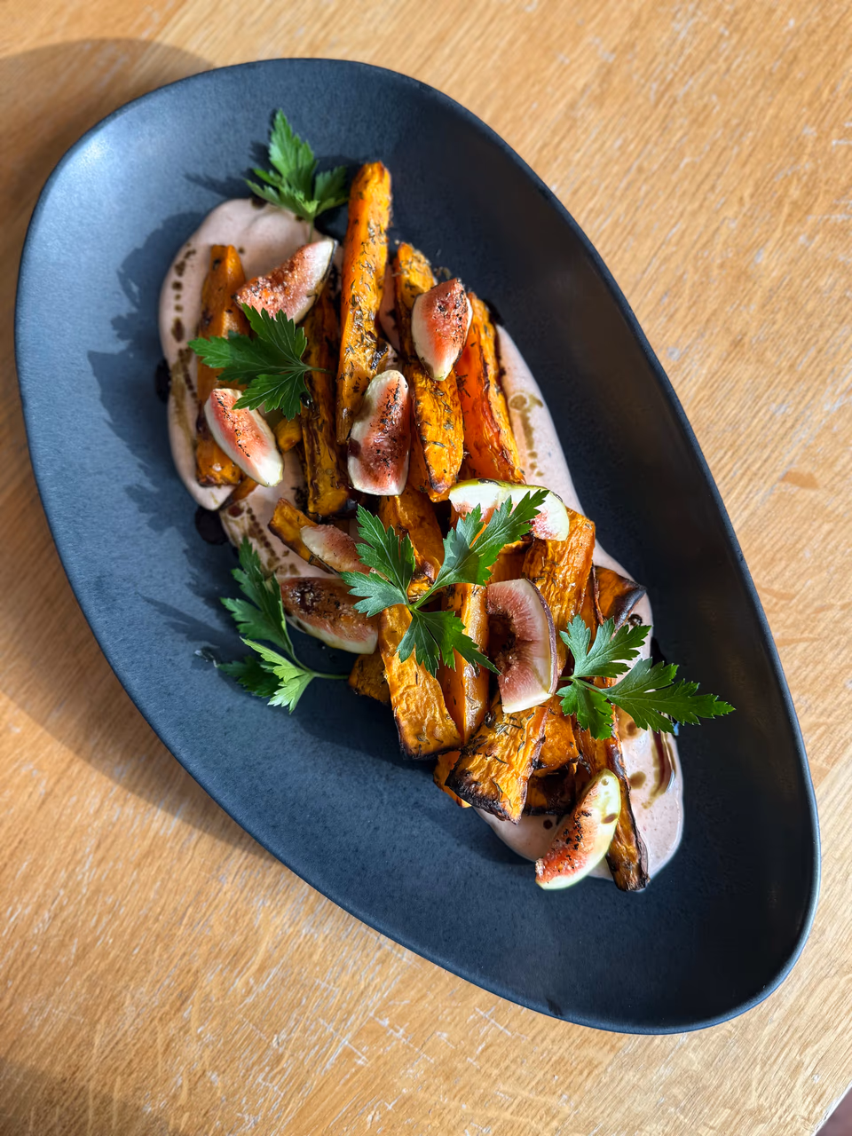 Geröstetes Gemüse als levantinische Mezze auf einem dunklen Teller
