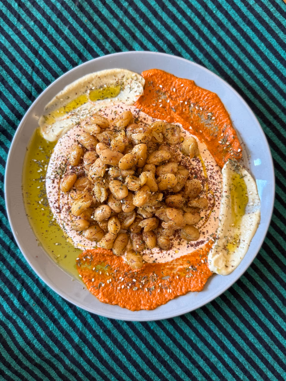 Hummus mit ganzen Kichererbsen, Paprika und Olivenöl