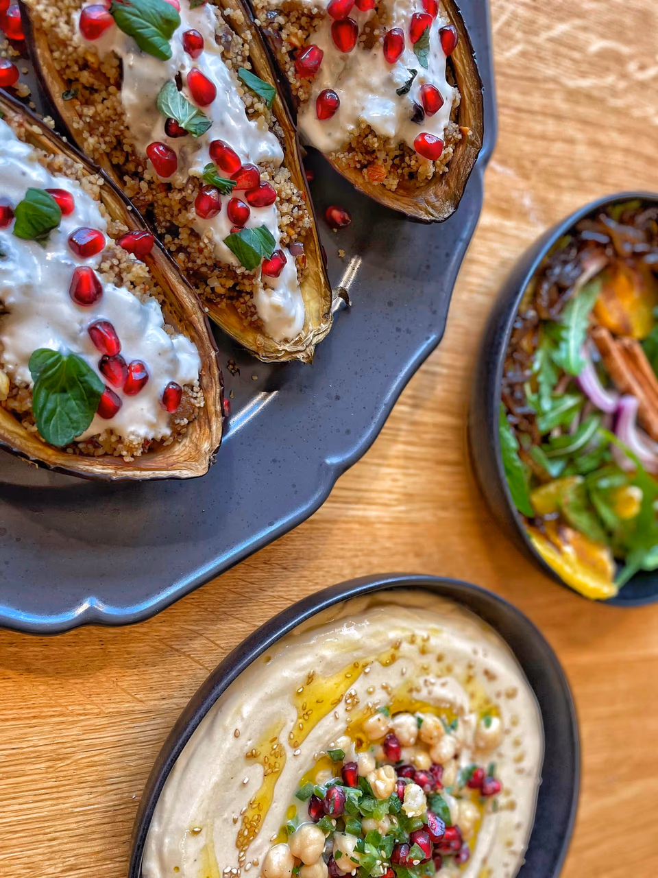 Gefüllte Auberginen mit Joghurt und Granatapfel, dazu Hummus