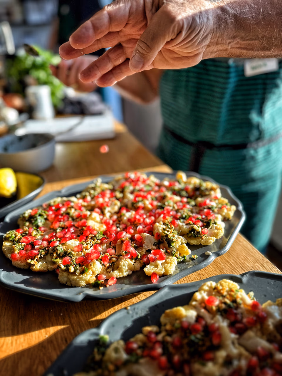 Mediterrane Mezze mit Granatapfelkernen auf mehreren Platten
