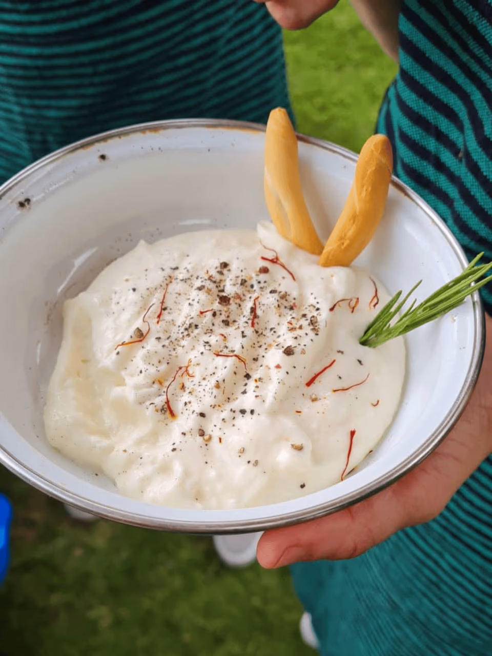 Schüssel mit frisch gerührtem Alioli und Brot