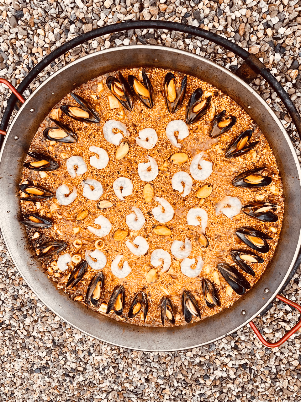 Paella mit Meeresfrüchten in der Pfanne von oben