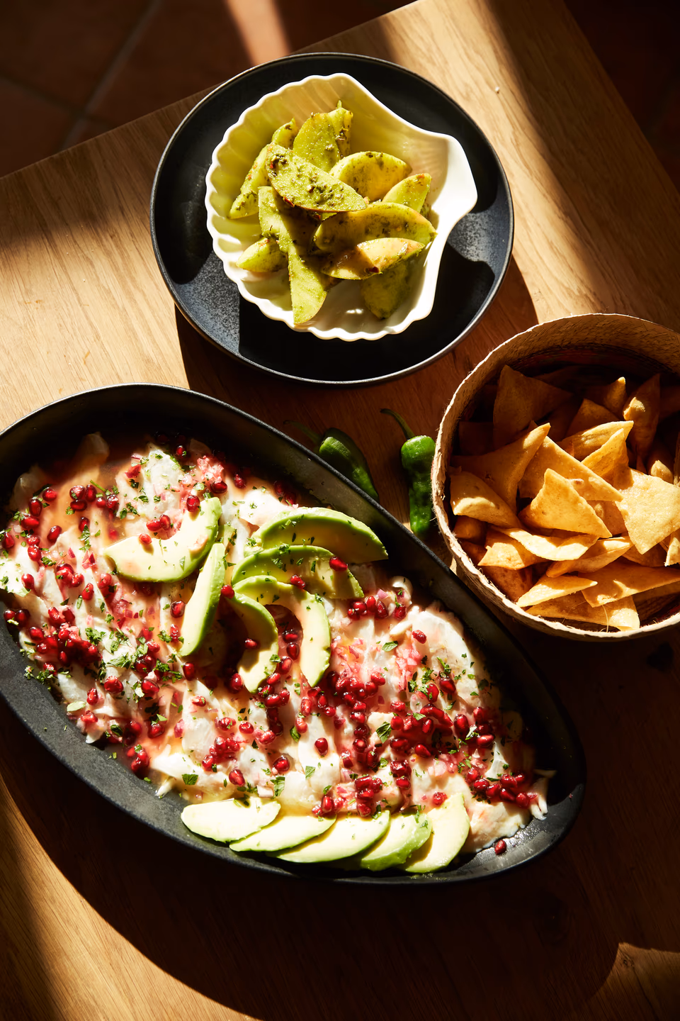 Ceviche mit Avocado und Granatapfel, dazu Tortillachips