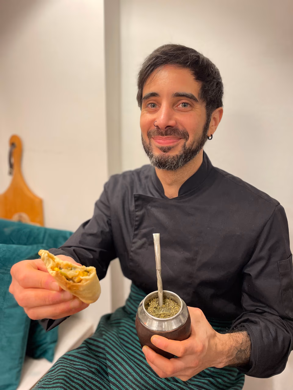Koch Ignacio Malespina mit Mate-Becher in der Kochschule