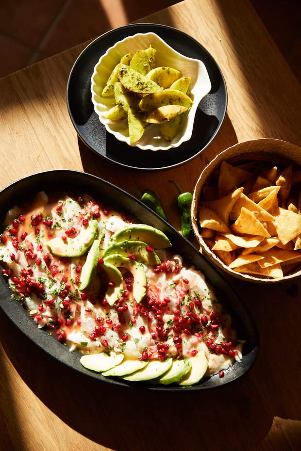 Ceviche mit Avocado und Granatapfel, dazu Tortillachips